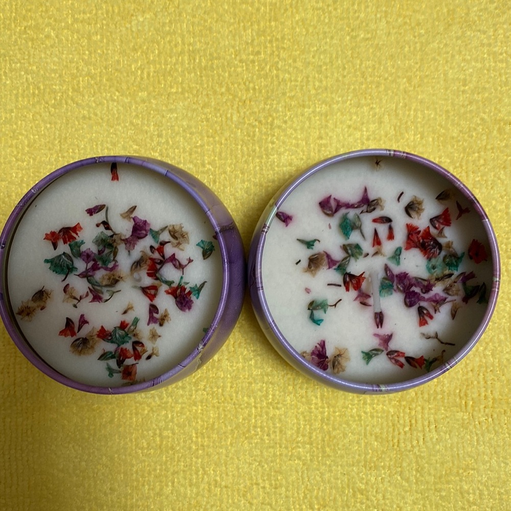 Two candles fresh smells, metal box